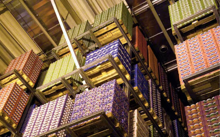 Hochregallagersystem von Krones, mehrere Paletten &uuml;bereinander gestapelt