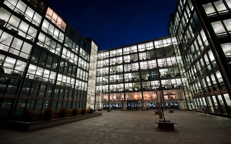 Krones Gebäude bei Nacht