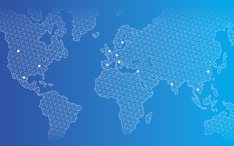 Weltkarte in weißer Kontur mit dunkelblauen auf hellblauen Farbverlauf, weiße Punkte kennzeichnen Standorte von System Logistics