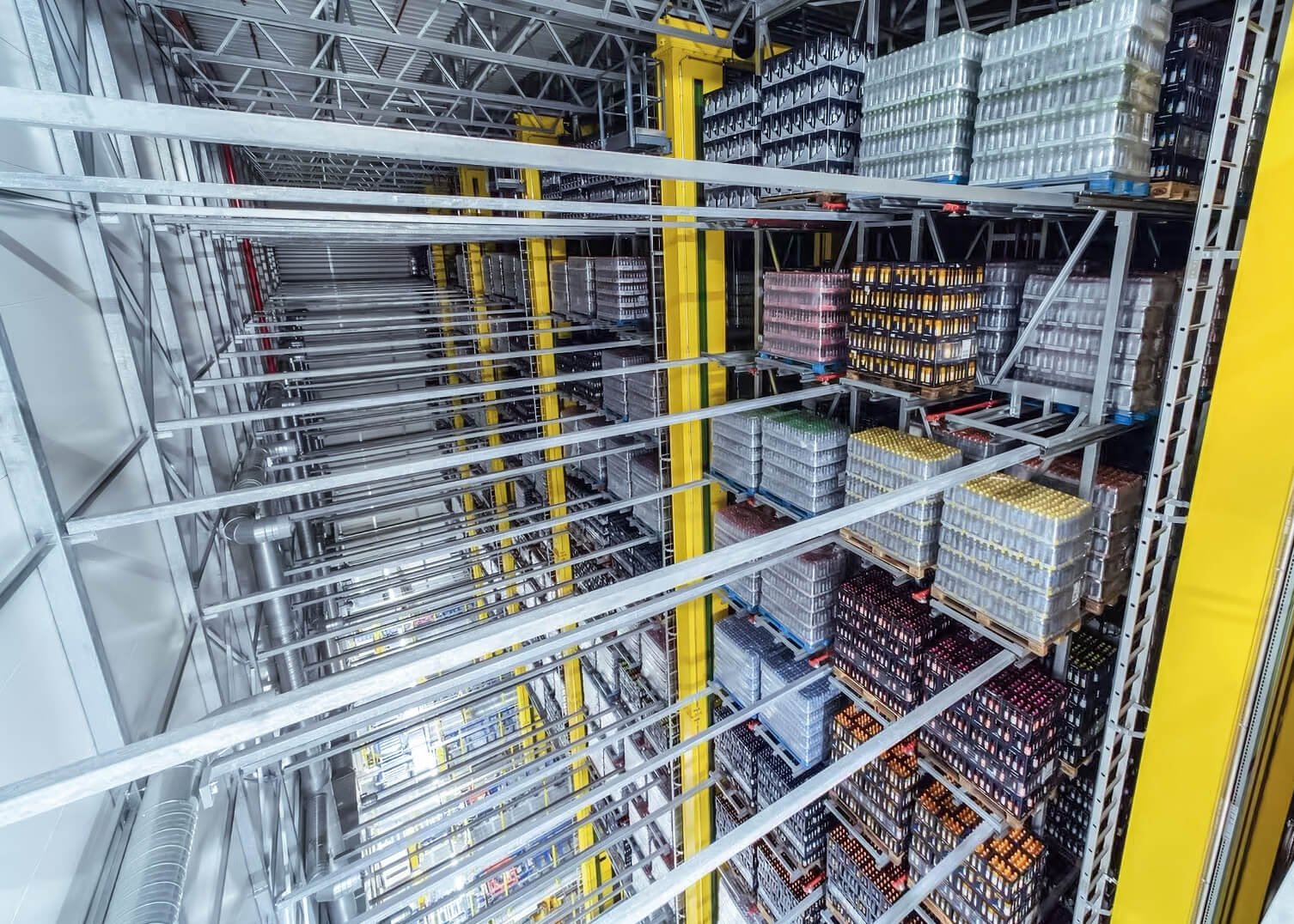 Hochregallagerl&ouml;sungen f&uuml;r Getr&auml;nke: Paletten mit Getr&auml;nkekisten