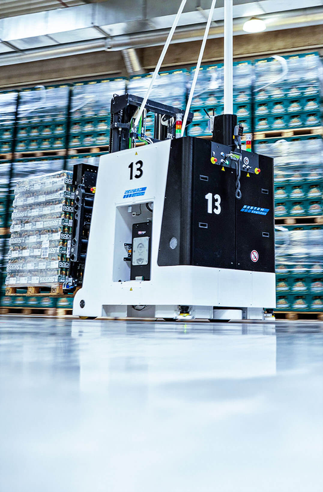 Fahrerloses Transportsystem (AGV) von System Logistics transportiert eine Palette mit Getr&auml;nkekisten
