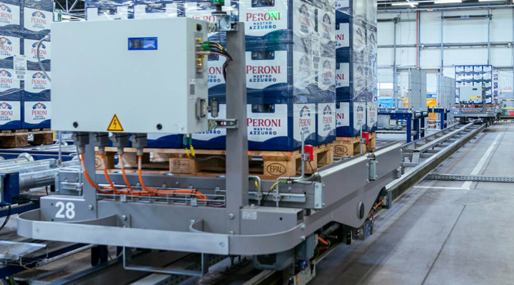 Palettenwagen von System Logistics transportiert Getr&auml;nkek&auml;sten auf Schienensystem ins Hochregallager