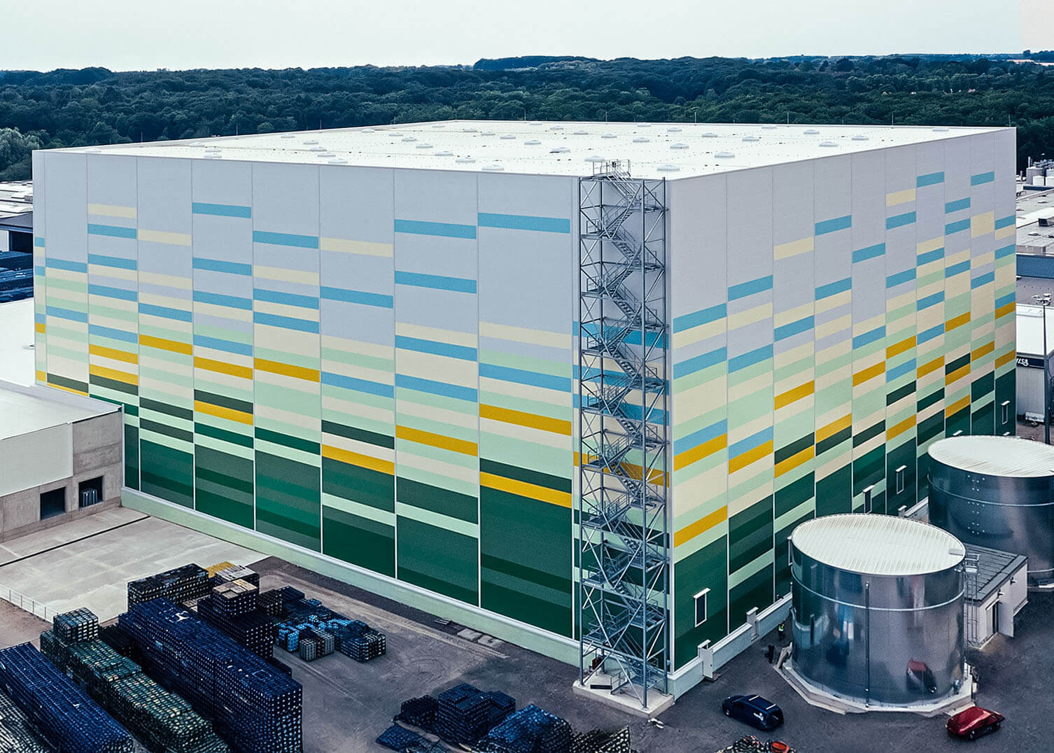 Geb&auml;ude mit Hochregallager von System Logistics