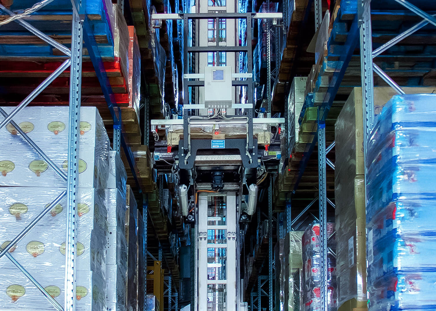 Gang eines Hochregallagers von System Logistics mit n&auml;herer Aufnahme des Transportsystems