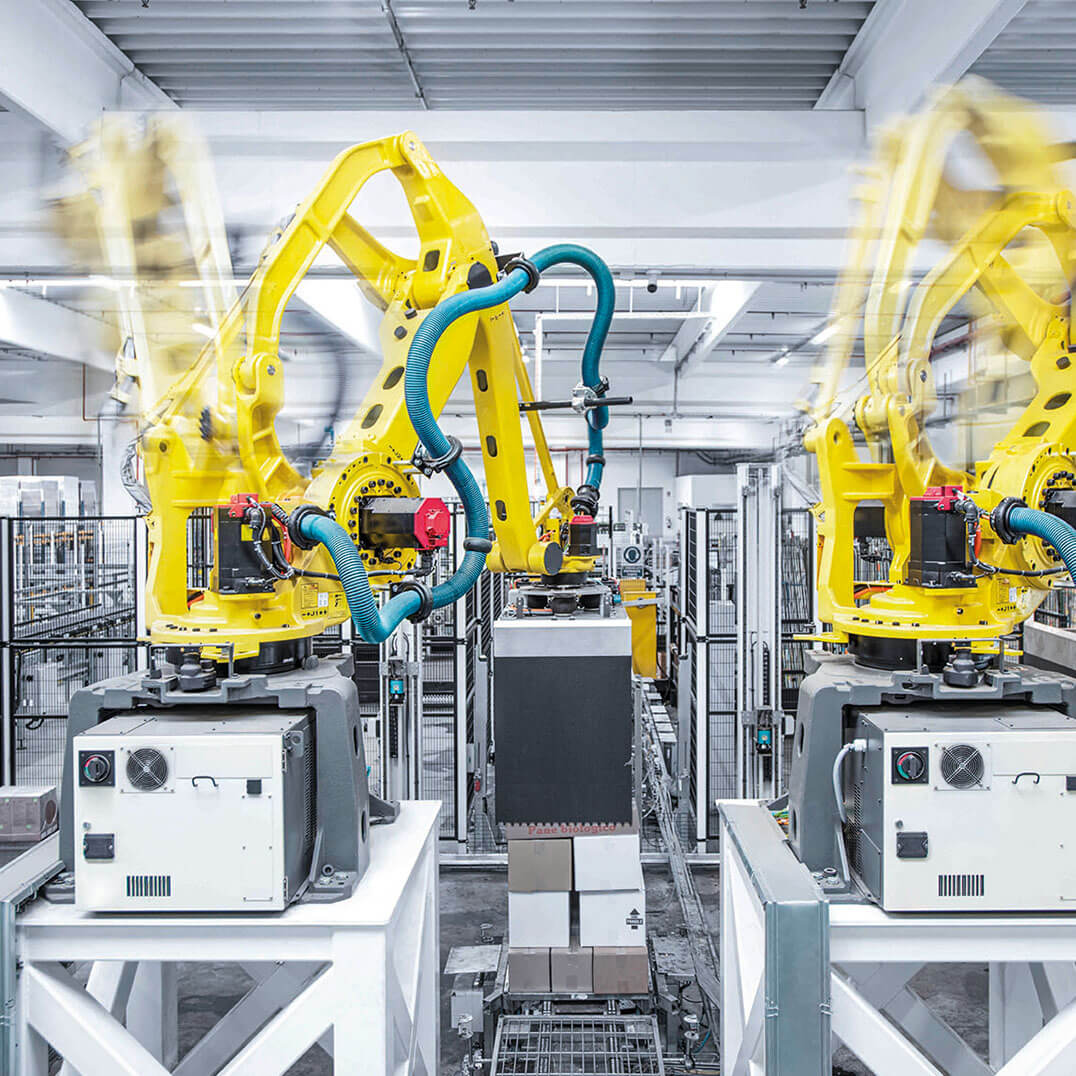 Mehrere Hydraulikarmroboter bei der Kommissionierung f&uuml;r System Logistics