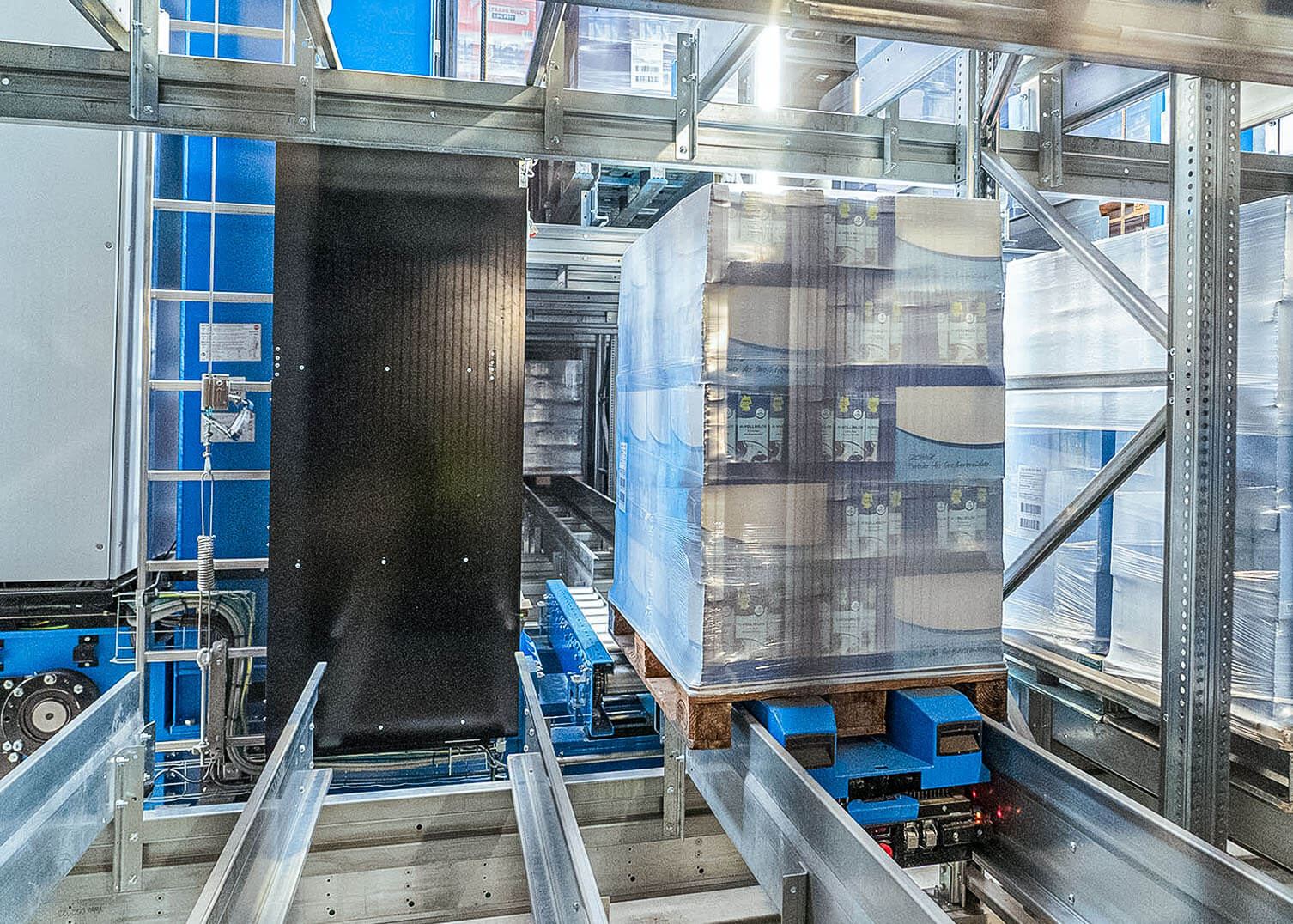 Beladene Palette auf Schienen auf dem Weg ins Kompaktlager