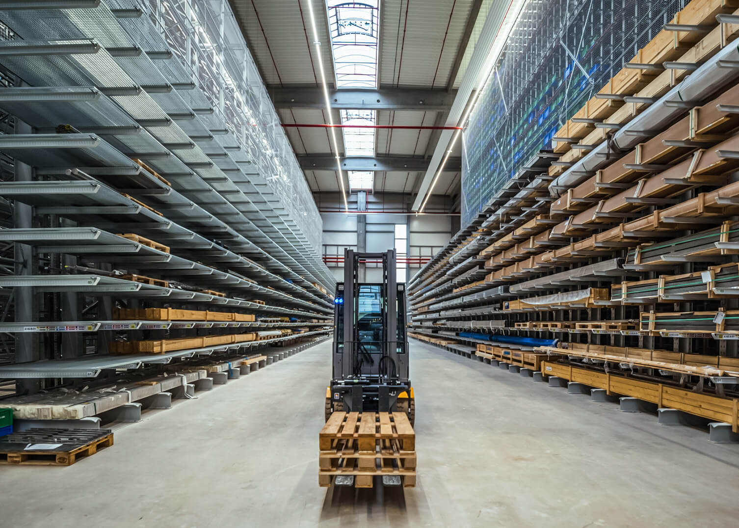 Lager von Krones in Debrecen mit einem Gabelstapler in der Mitte