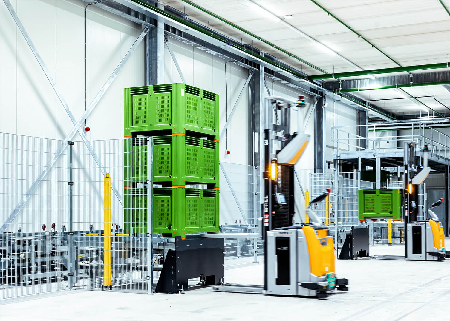 AGV-Gabelstapler von System Logistics bewegt Paletten auf F&ouml;rderband in der Lebensmittelbranche