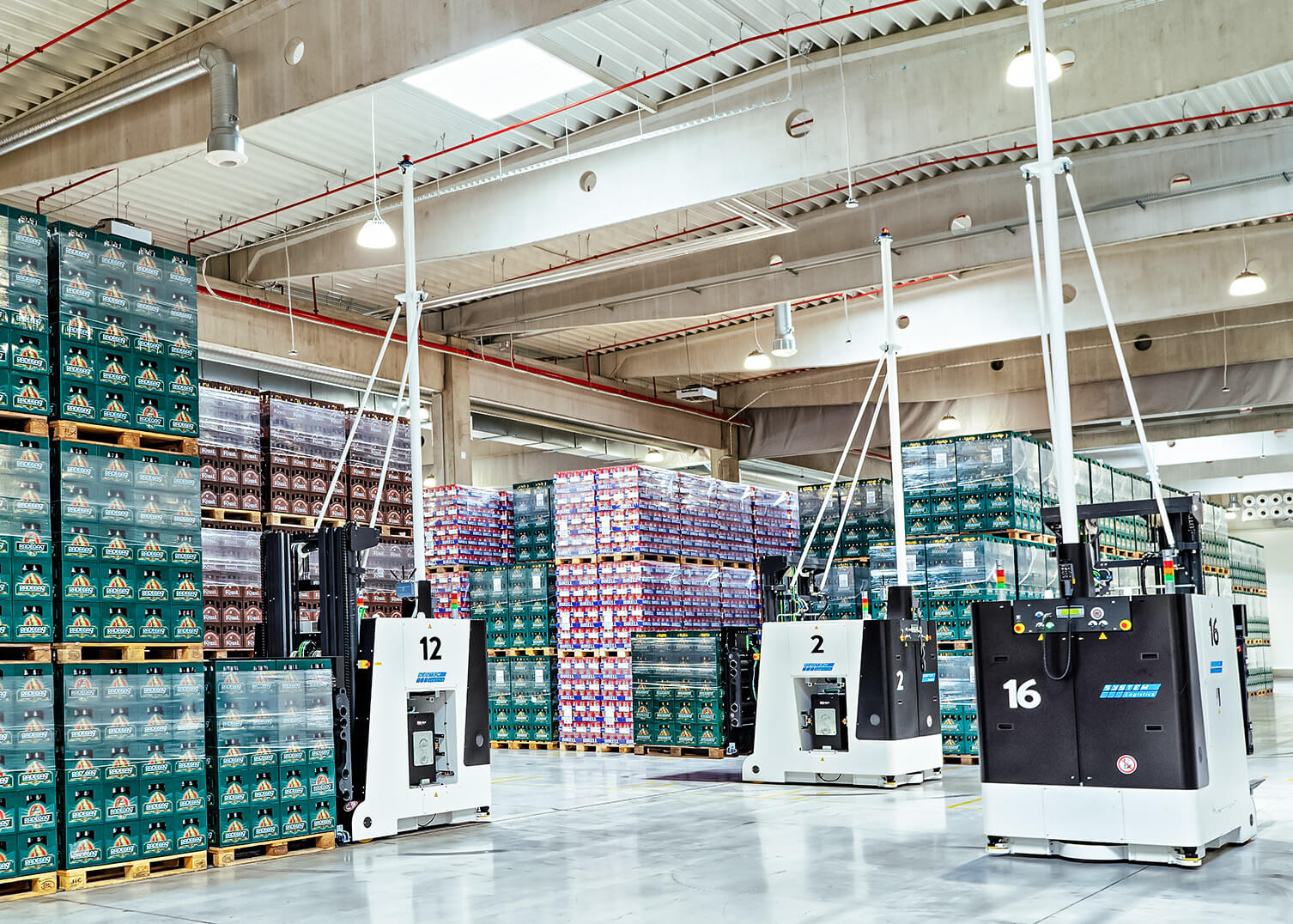 Fahrerlose Transportsysteme (AGV) von System Logistics beim transportieren von Paletten mit Getr&auml;nkekisten