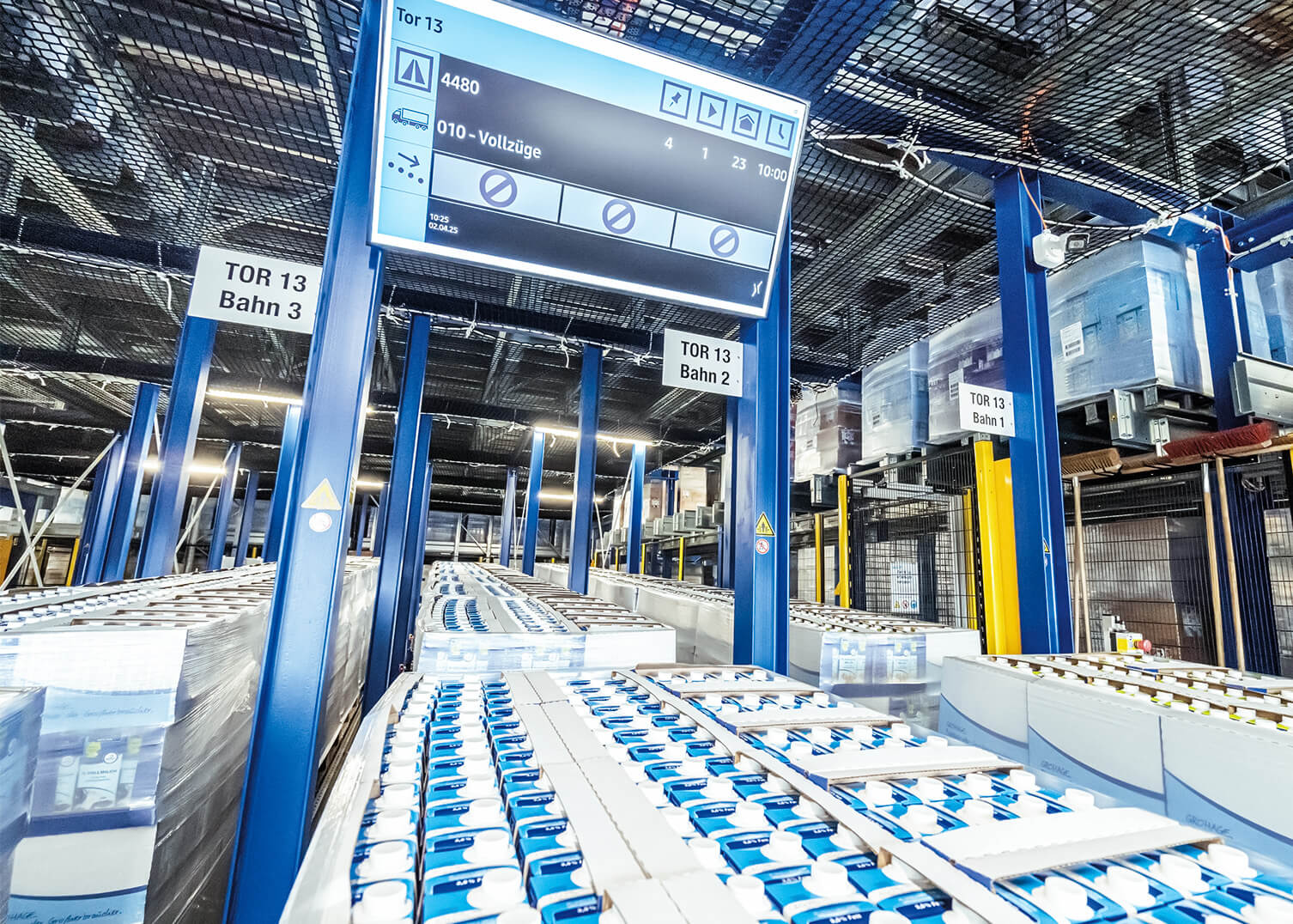 Warenausgang, lauter volle Paletten bereit zum Versand