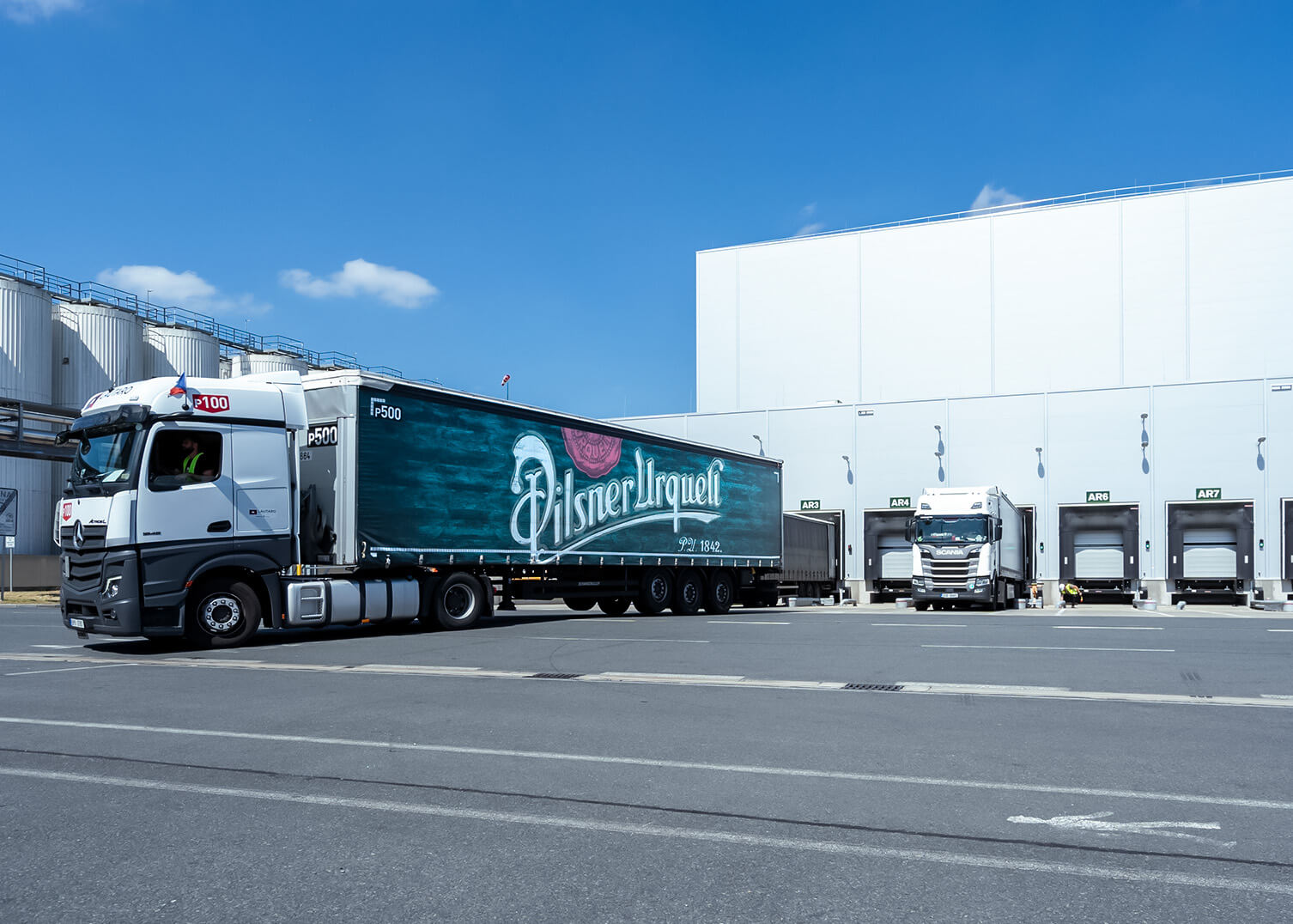 Versand mit Lieferzugang f&uuml;r LKW's bei dem Hochregallager f&uuml;r Pilsner Urquell von System Logistics
