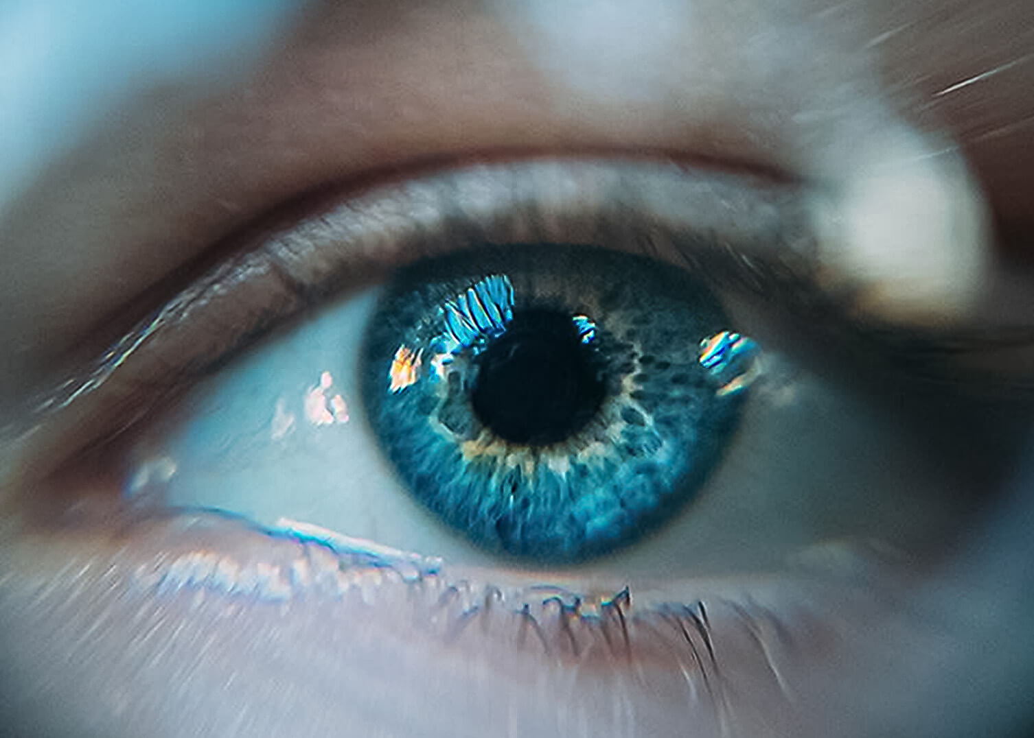 Nahaufnahme eines Auges mit blauer Iris
