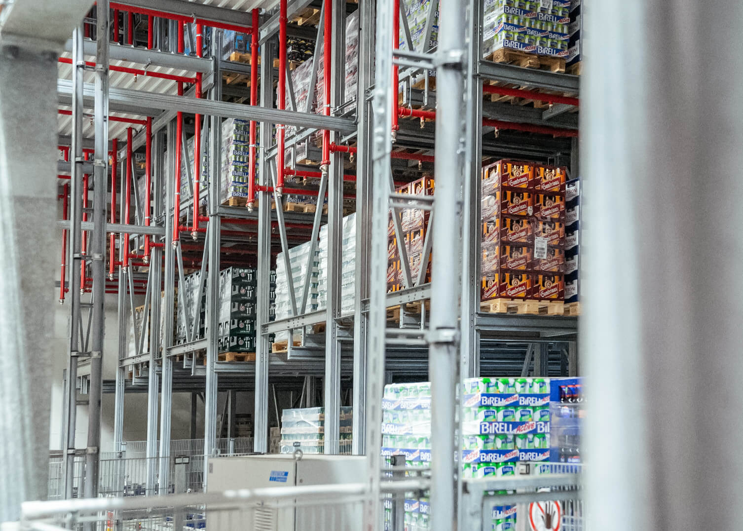 Getr&auml;nkelager eines Kunden zeigt Paletten mit Getr&auml;nkekisten auf Hochregal-System