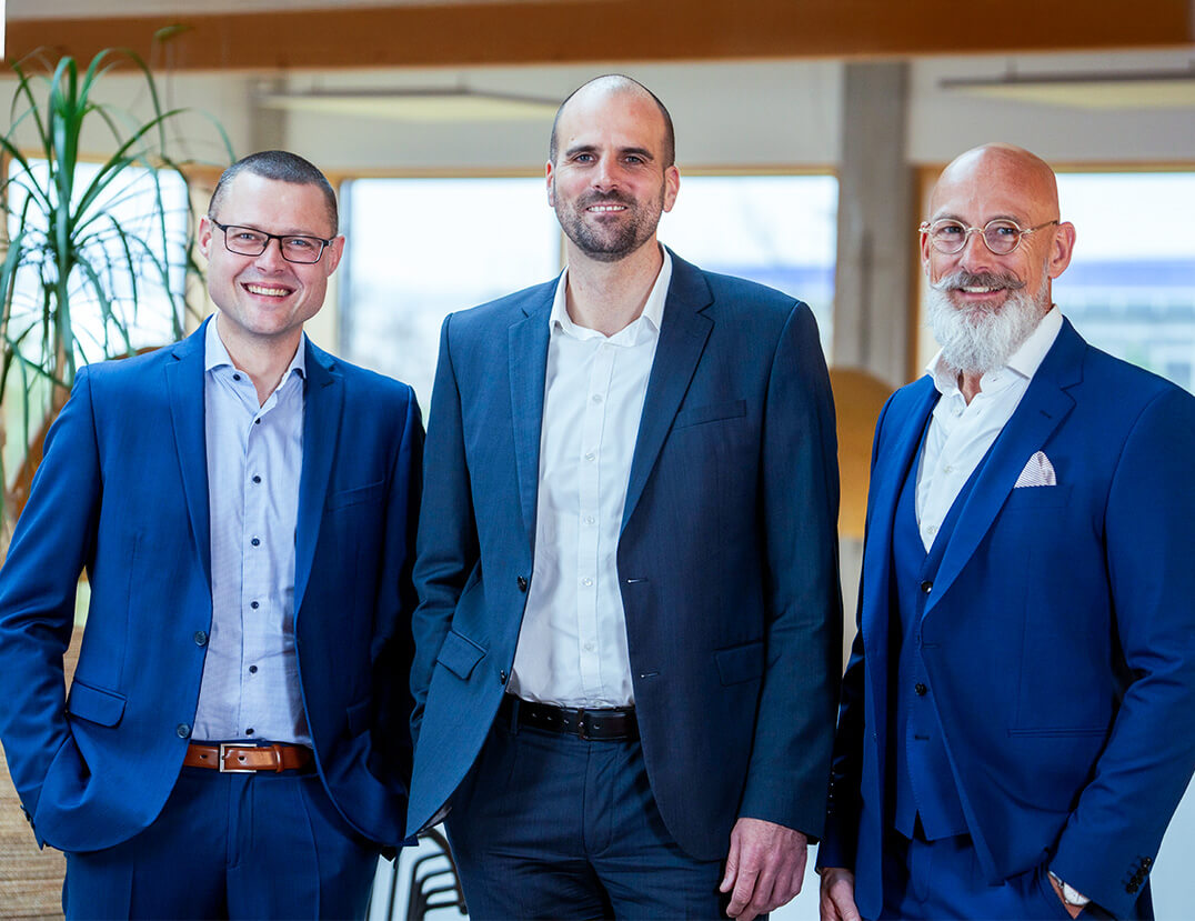 Die Gesch&auml;ftsleitung von System Logistics Deutschland, von links nach rechts: Daniel Kiesel, Bernhard Reitberger, Ralf John